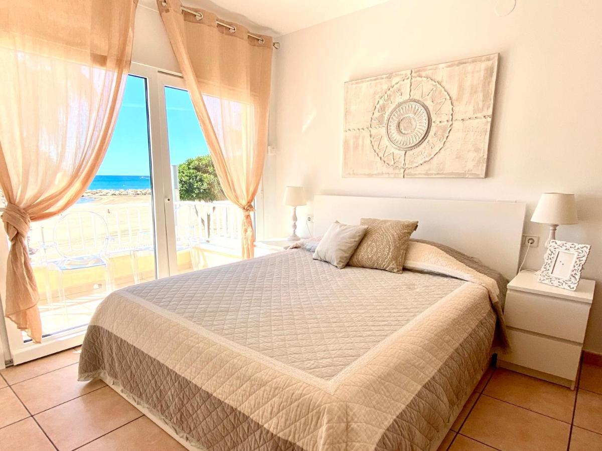 House In Front Of The Beach With Sea View Cambrils Exterior photo